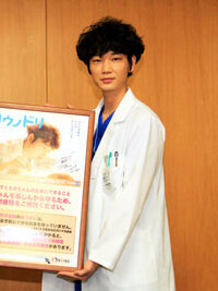 綾野剛の本人写真。Netflixドラマ『新聞記者』の劇中写真ではありません。