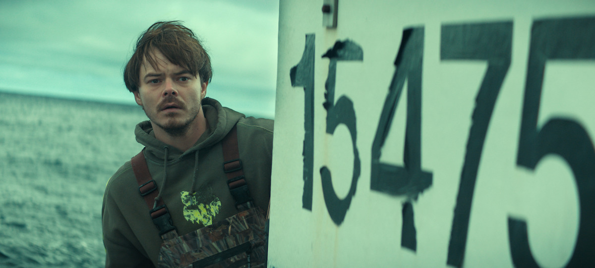 Netflix『BELOW/ビロウ』の海上場面。漁船の脇から登場人物が海を見つめている