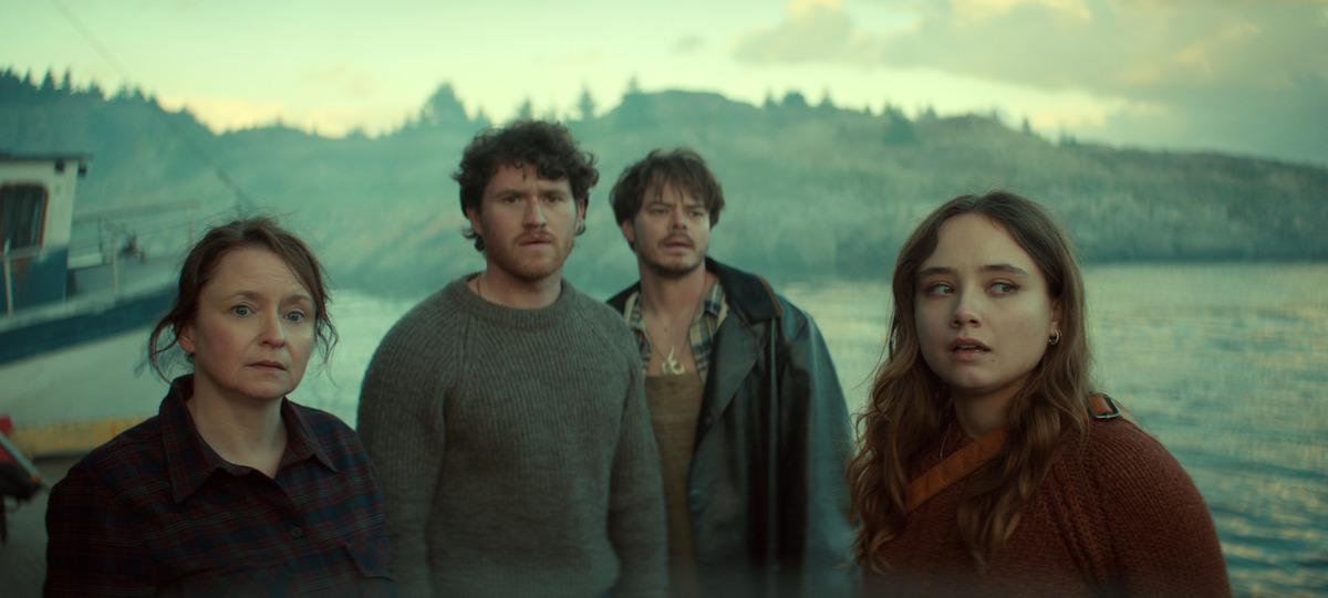 Netflix『BELOW/ビロウ』の海辺の場面。複数の登場人物が水辺で周囲を見つめている